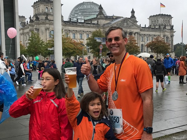 Lars celebrating with Aurora and Nils after completing Berlin Marathon last year